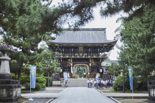 京都 花手水 はなちょうず が魅力的な寺社6選 花で作りあげる小さな美の世界へ E レシピ 料理のプロが作る簡単レシピ 3 4ページ