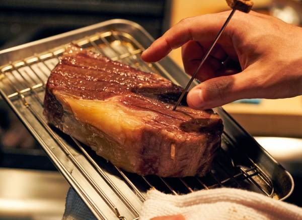 揚げ焼き された肉をひと噛みすれば 食感のグラデに思わず唸る オトナの行きつけ店 １ E レシピ 料理のプロが作る簡単レシピ 4 7ページ