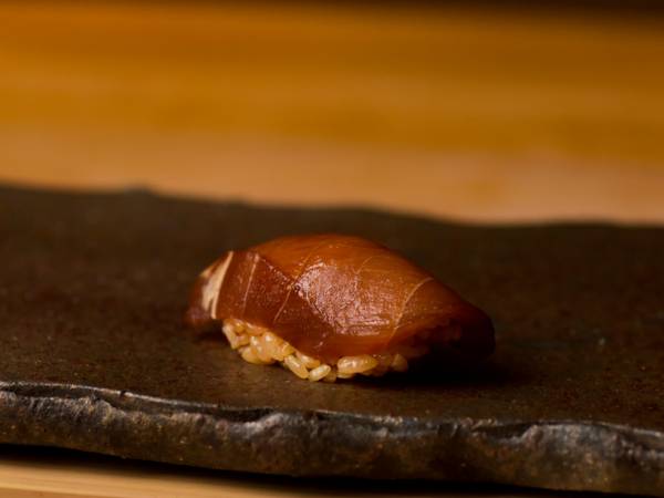 若き鮨職人が織りなす新しい鮨のトレンド 熟成鮨 万 じゅくせいずし よろず 恵比寿 E レシピ 料理のプロが作る簡単レシピ 2 4ページ