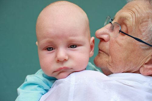 祖父母の抱っこで大泣き 帰省先での人見知り に役立つ3つの対処法 16年8月12日 ウーマンエキサイト 1 2