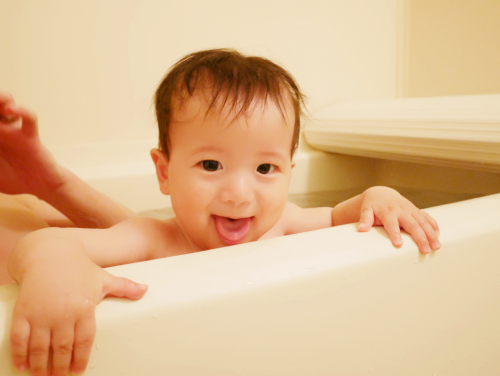 2歳 イヤイヤ期の子もお風呂に入りたがる 今夜から試せる秘訣3つ 18年2月6日 ウーマンエキサイト 1 3