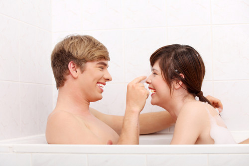 仲良く洗いっこする夫婦も 妊娠中は一緒にお風呂に入る 入らない 18年2月8日 ウーマンエキサイト 1 2