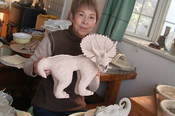 俳優『丘みつ子』作【 ぐい呑み】 陶器 女優生活50年・丘みつ子 没頭しつづける「陶芸・篆刻」趣味｜ウーマン