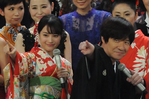 広瀬すずに米津玄師がバラ花束 テレビに映らない紅白舞台裏 19年1月5日 ウーマンエキサイト 1 3