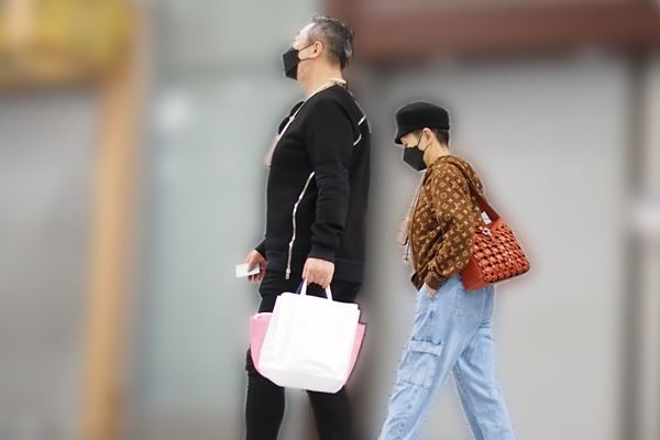 夏木マリの徹底したコロナ防備姿 首には1万4千円除菌脱臭機 21年4月16日 ウーマンエキサイト 1 2