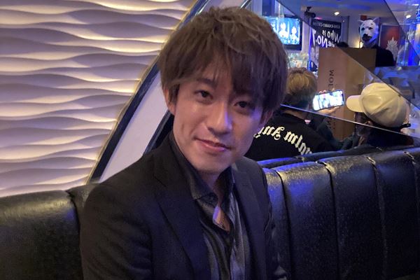 大川隆法長男がホストになっていた！初日で売り上げ43万円｜ウーマン