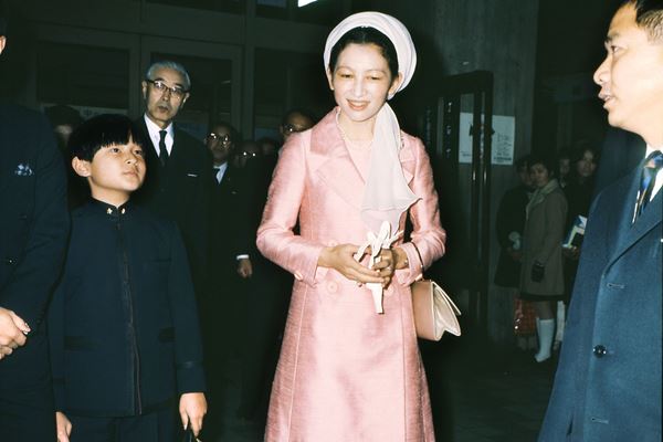 美智子さま ミニスカートにノースリーブ お若き頃のトレンドコーデ集 21年10月日 ウーマンエキサイト 1 2