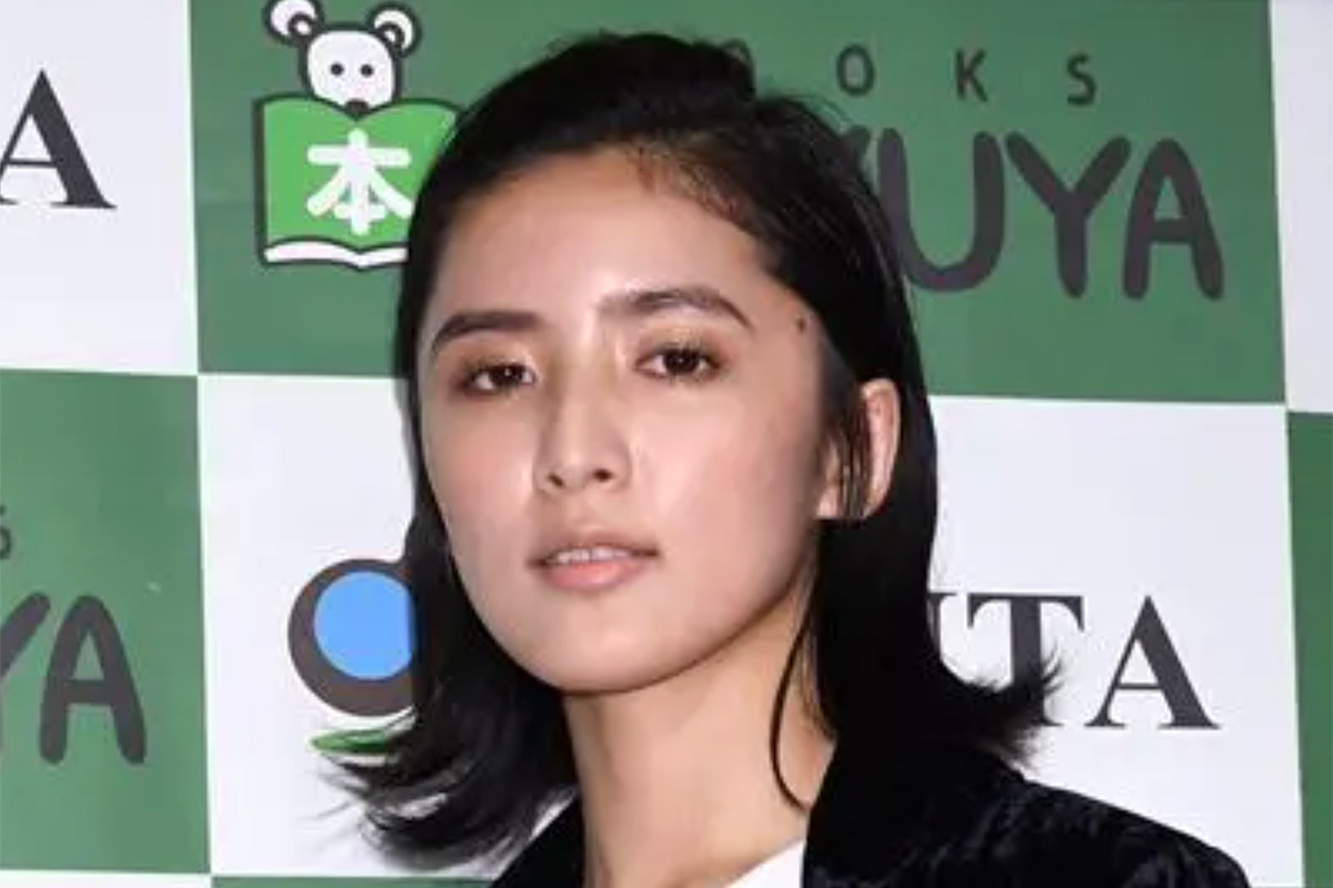 桔梗と蘭…？」元E-girls藤井萩花 電撃離婚後の“激変へそピタトゥー姿