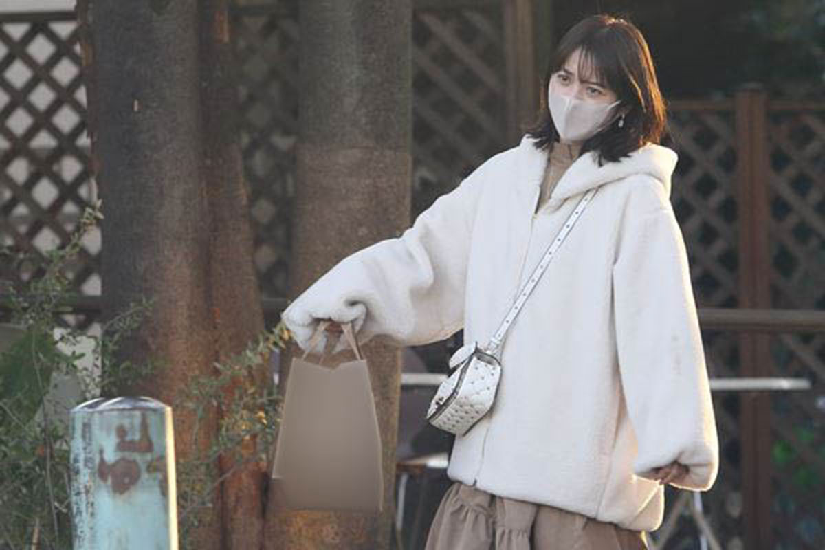 わずかに見える」「あ、穴が…」佐々木希 ひと癖タンクトップで“胸元