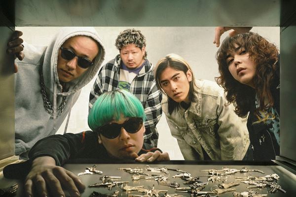 Kroi、横浜赤レンガ倉庫で開催したフリーライブより「Fire Brain」の