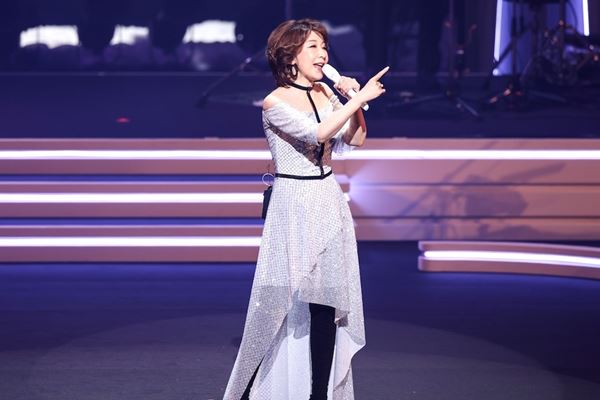 伊藤 蘭 〜Over the Moon〜』ツアー初日オフィシャルレポート「私と