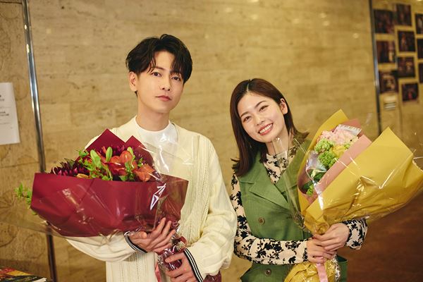 小芝風花×佐藤健『私の夫と結婚して』メイキング写真公開 日本のAmazon