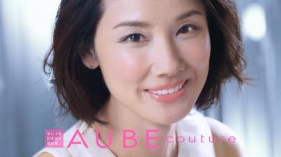 吉田羊がクールからキュートに 人生初の化粧品cmは ぽんぽんチーク ウーマンエキサイト 1 2