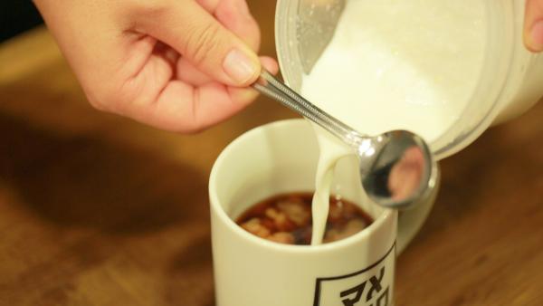 コーヒー豆専門店 マメココロ 直伝 自宅で簡単本格派の味を おいしいカプチーノの淹れ方 E レシピ 料理のプロが作る簡単レシピ 1 2ページ