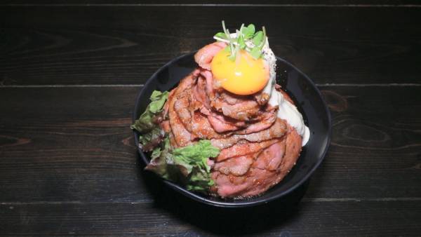 隠し味はヨーグルト 並んでも食べたい柔らかローストビーフ丼 E レシピ 料理のプロが作る簡単レシピ 1 2ページ