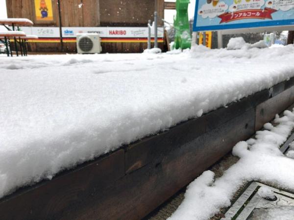 東名高速道路 足柄サービスエリア の雪がやばい 走行できずチェーン装着してる人も 16年11月24日 ウーマンエキサイト 1 2