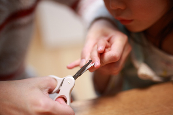 泣き叫ぶ 暴れる 爪切りを嫌がる子どもの対処法 18年5月5日 ウーマンエキサイト 1 2
