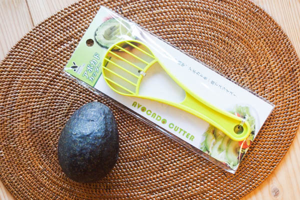 キャンドゥ アボカドカッター を使えばアボカドがキレイに切れる 18年8月15日 ウーマンエキサイト 1 2