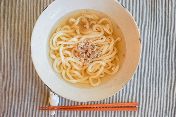 食べてみた 肉量は残念だけど味はよし セブン冷食 肉うどん E レシピ 料理のプロが作る簡単レシピ 1 2ページ