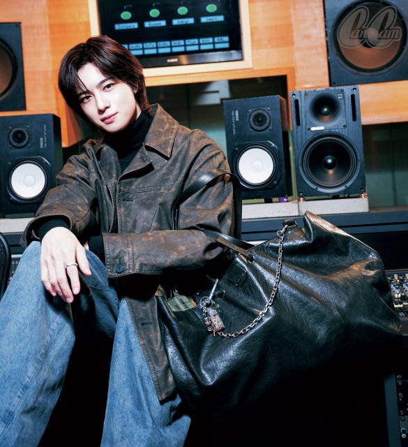 総重量8.7キロのバッグ”話題のINI・佐野雄大、最新のバッグの中身披露