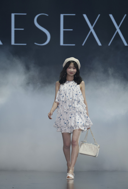 FRUITS ZIPPER櫻井優衣、花柄フリル衣装で美脚披露 軽やかステップの