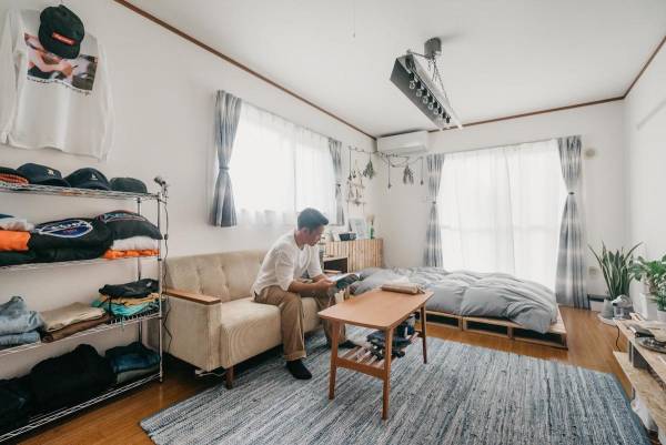 男の一人暮らし 海の香りがする彼の部屋みたいに シンプルでナチュラルなサーフスタイルのワンルームインテリア プチdiy女子達のお部屋案内 19年12月15日 ウーマンエキサイト 1 3