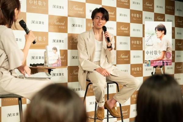 サッカー日本代表 中村敬斗選手初のフォトブック出版記者発表会で