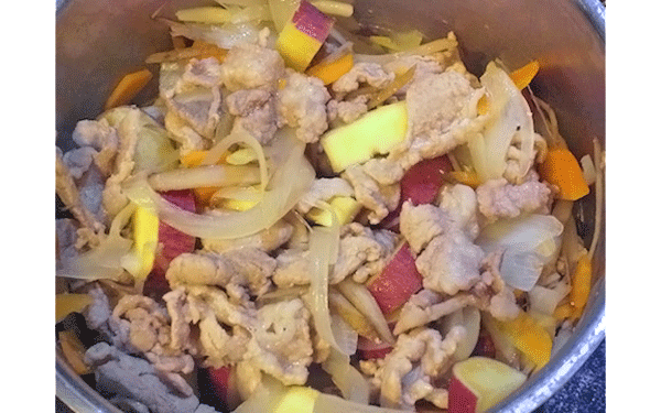 さつまいも入りで子供も大好き！　ほんのり甘い豚汁