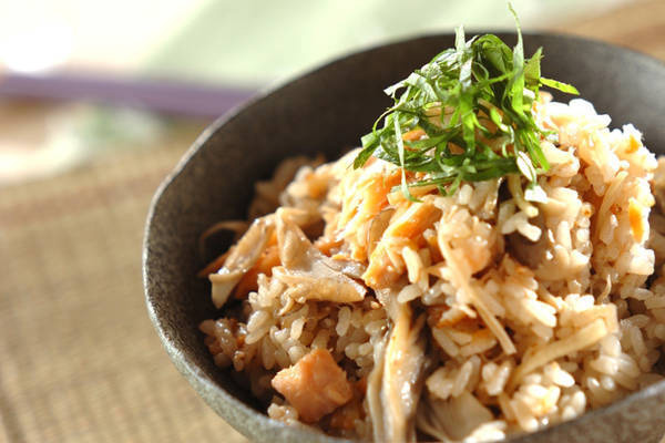 秋の味覚を満喫 ホクホクおいしい ショウガと鮭の炊き込みご飯 E レシピ 料理のプロが作る簡単レシピ 1 1ページ