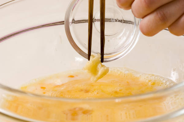 これはハマる 納豆 卵 チーズの絶妙コラボ 納豆オムレツ E レシピ 料理のプロが作る簡単レシピ 1 1ページ