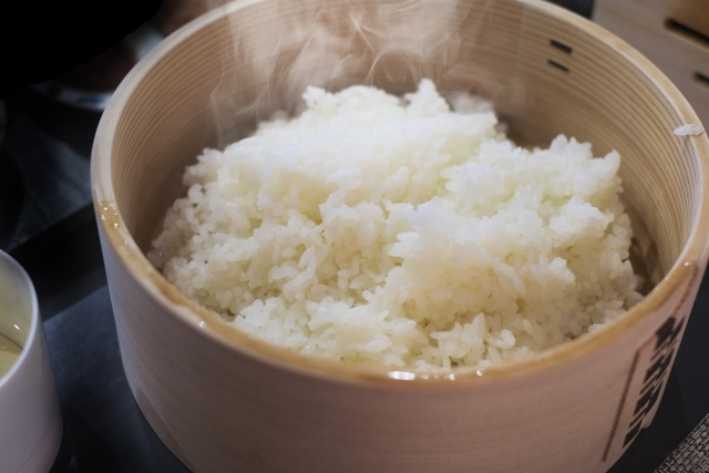 米の水の量は種類で変わる いろんな量り方から炊く時のコツまで徹底紹介 E レシピ 料理のプロが作る簡単レシピ 1 1ページ