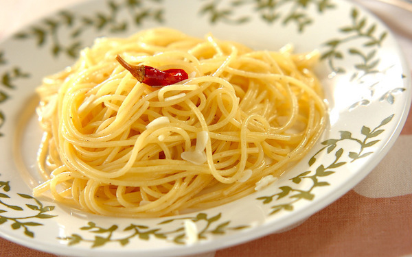 覚えておくと便利な簡単レシピ、本格的な味わいの「ペペロンチーノ」