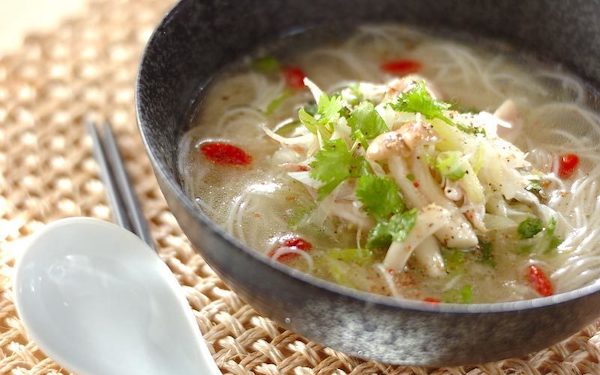 さっぱりと味わえる、小腹が空いたときにピッタリな「冷製鶏スープ素麺」