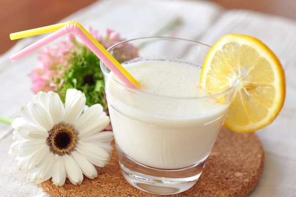 牛乳にレモン汁を混ぜるだけでトロミがつく レモンラッシー の作り方 E レシピ 料理のプロが作る簡単レシピ 1 1ページ