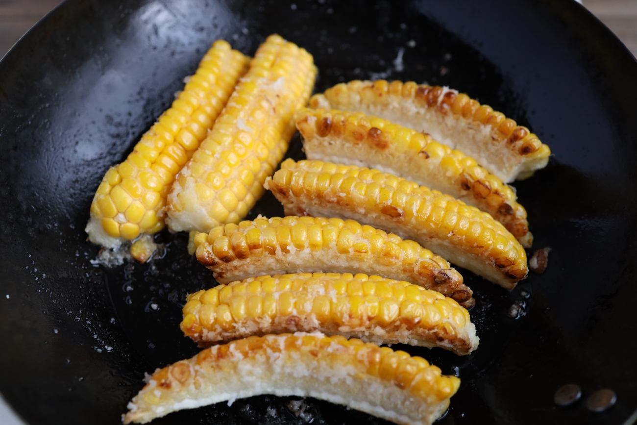 旬のとうもろこしを最大限おいしく 鶏とカリカリとうもろこしのバター醤油炒め もあいかすみの一品で大満足 働楽ごはん E レシピ 料理のプロが作る簡単レシピ 1 1ページ