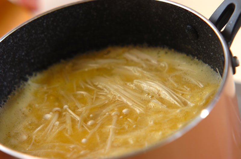 エノキのかき玉コーンスープの作り方1