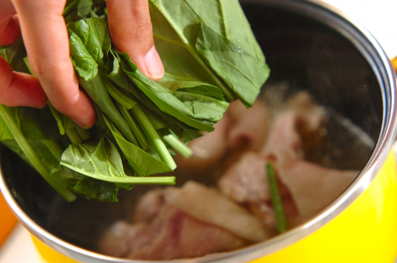 豚とホウレン草のスープの作り方1