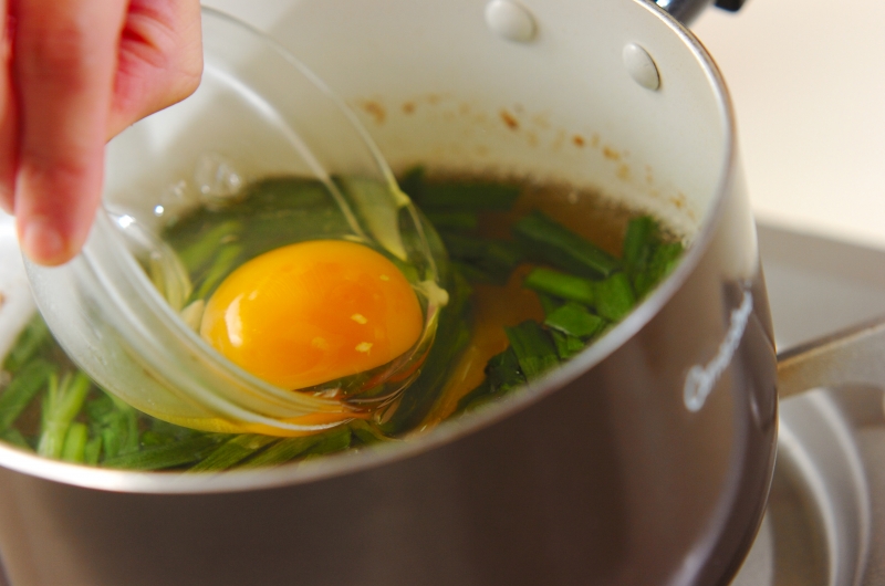 ニラとおとし卵のスープの作り方1