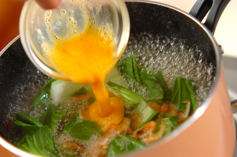 チンゲン菜と卵のエスニックスープの作り方2