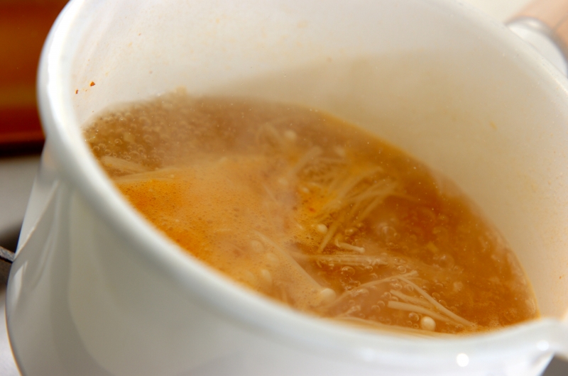 豆腐とエノキのピリ辛スープの作り方1