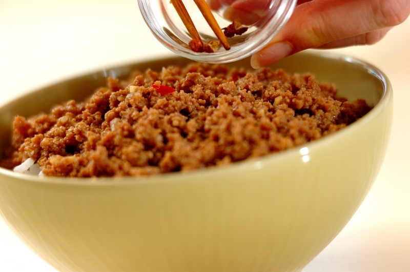 豚ひき肉で簡単！中華そぼろ丼の作り方2