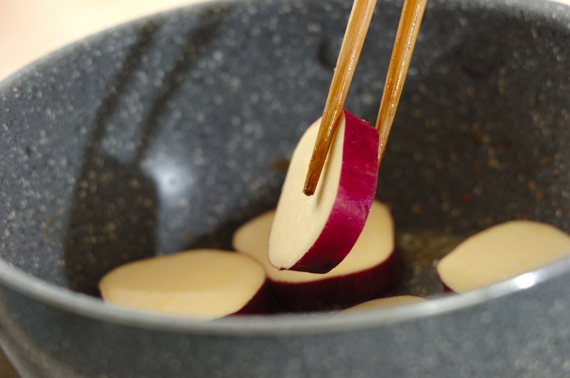 ご飯がすすむ！鶏とサツマイモの甘辛煮の作り方2