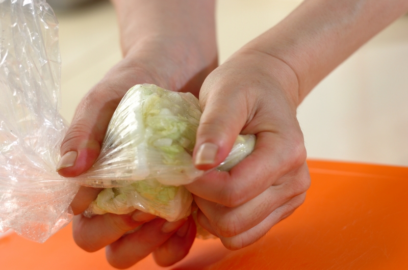 塩もみ白菜の塩昆布和えの下準備1