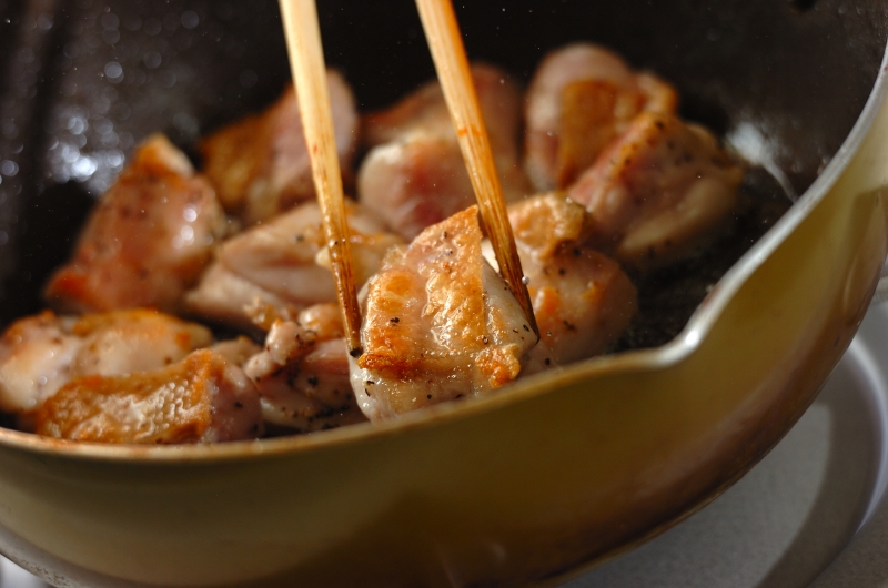 こってりコク旨！鶏もも肉と大根のバターしょうゆ煮の作り方1