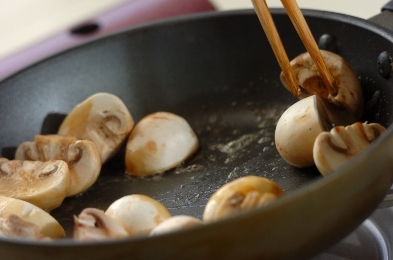 タコとマッシュルームのバターしょうゆ焼きの作り方1