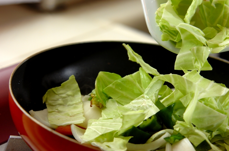 鮭と彩り野菜のドレッシング炒めの作り方2