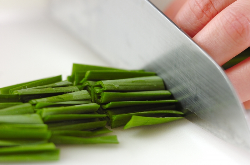 ニラとキムチのみそ汁の下準備1