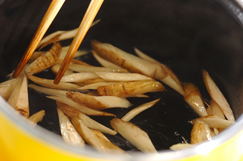 ゴボウと油揚げのみそ汁の作り方1