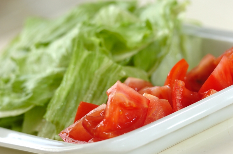 レタスとトマトのスープの下準備1