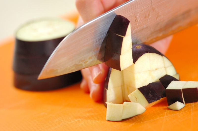 ナスとひき肉のエスニック混ぜご飯の下準備1